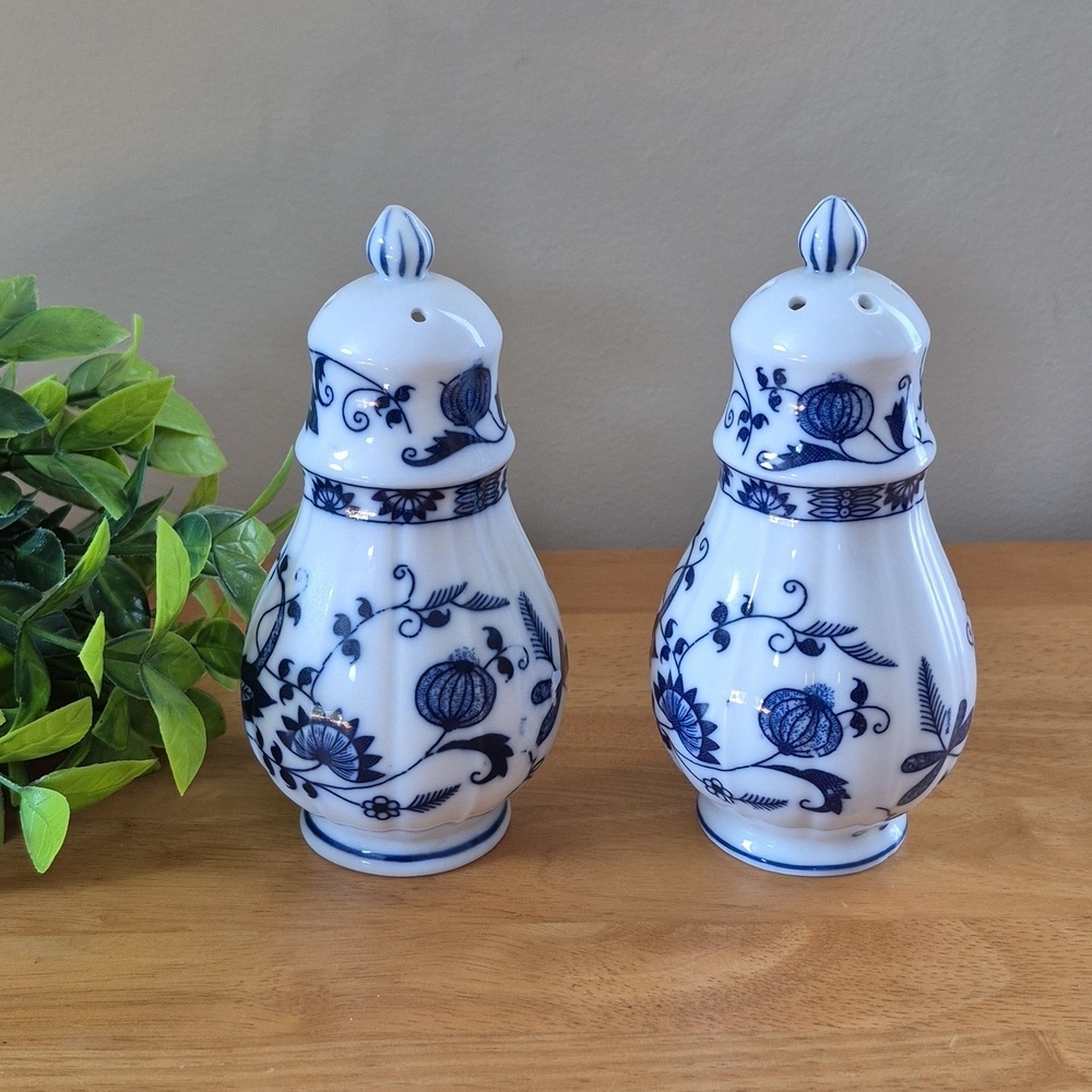 VIENNA WOODS Fine China Vintage 'Blue Onion' Pattern Salt And Pepper Shakers